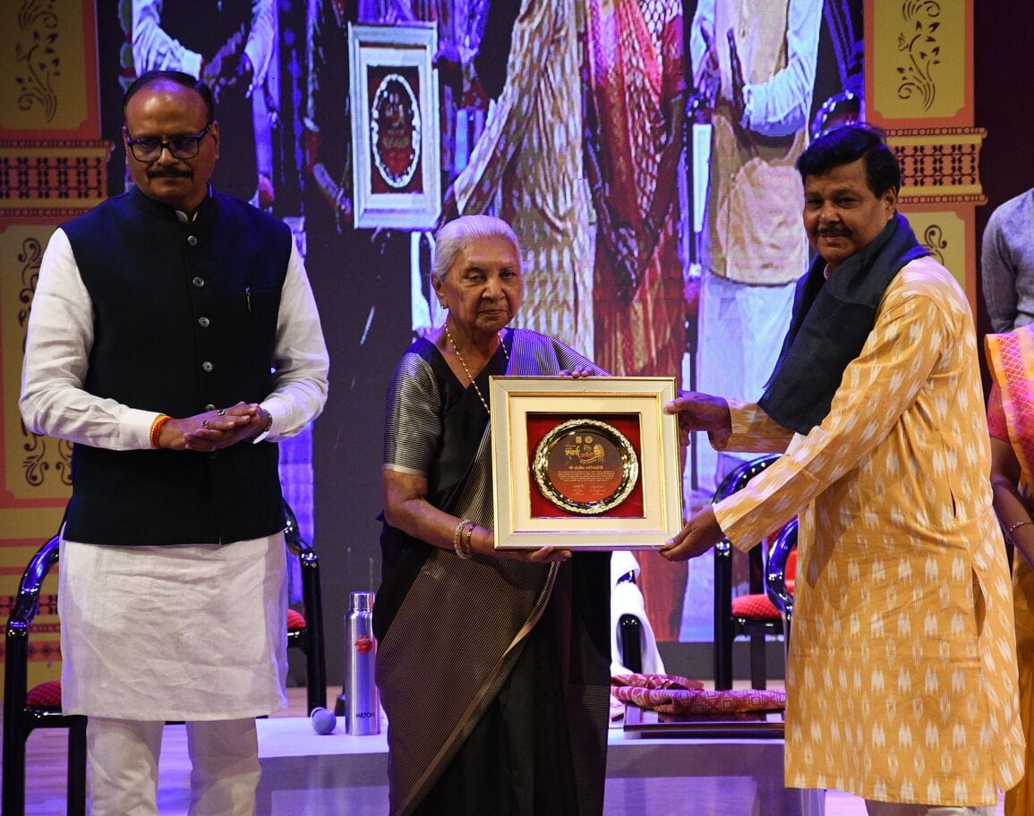स्वर्ण जयंती नाट्य समारोह में कलाकारों का हुआ सम्मान और नाटकों का हुआ मचंन स्वर्ण जयंती नाट्य समारोह में कलाकारों का हुआ सम्मान और नाटकों का हुआ मचंन