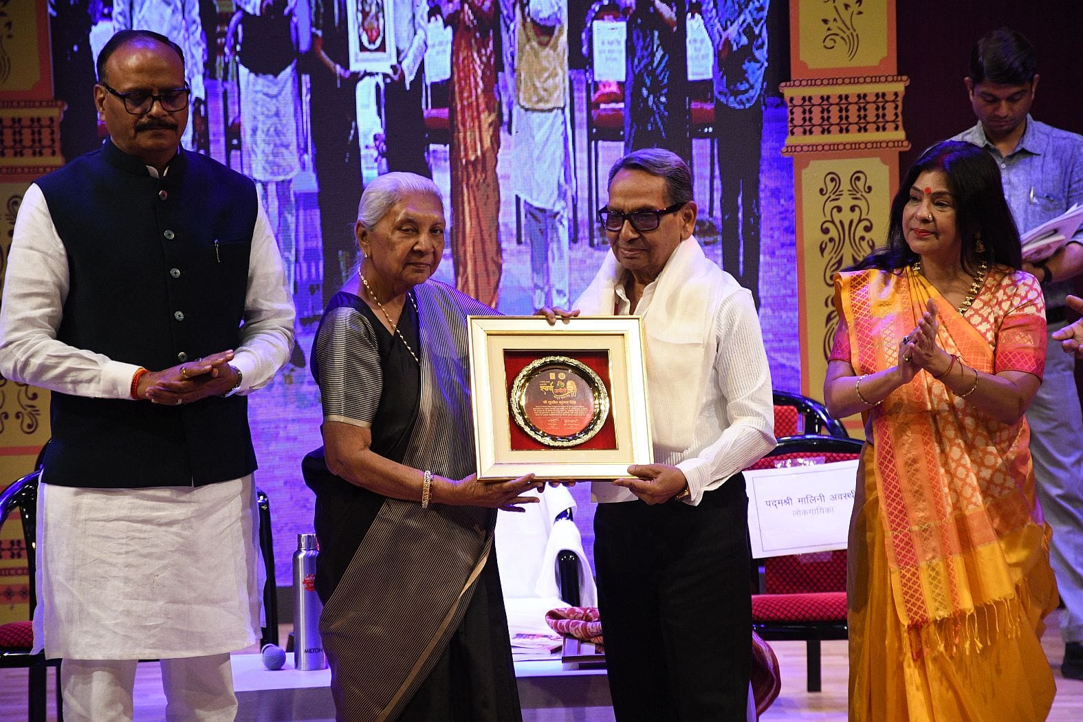 स्वर्ण जयंती नाट्य समारोह में कलाकारों का हुआ सम्मान और नाटकों का हुआ मचंन स्वर्ण जयंती नाट्य समारोह में कलाकारों का हुआ सम्मान और नाटकों का हुआ मचंन