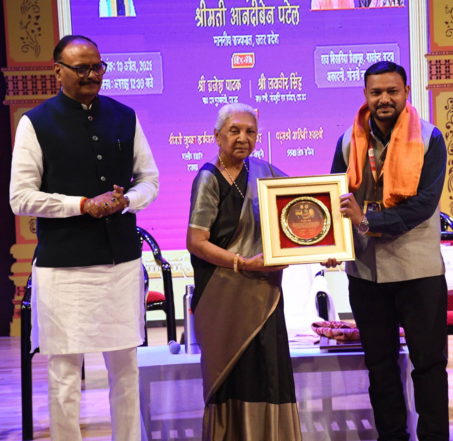 स्वर्ण जयंती नाट्य समारोह में कलाकारों का हुआ सम्मान और नाटकों का हुआ मचंन स्वर्ण जयंती नाट्य समारोह में कलाकारों का हुआ सम्मान और नाटकों का हुआ मचंन