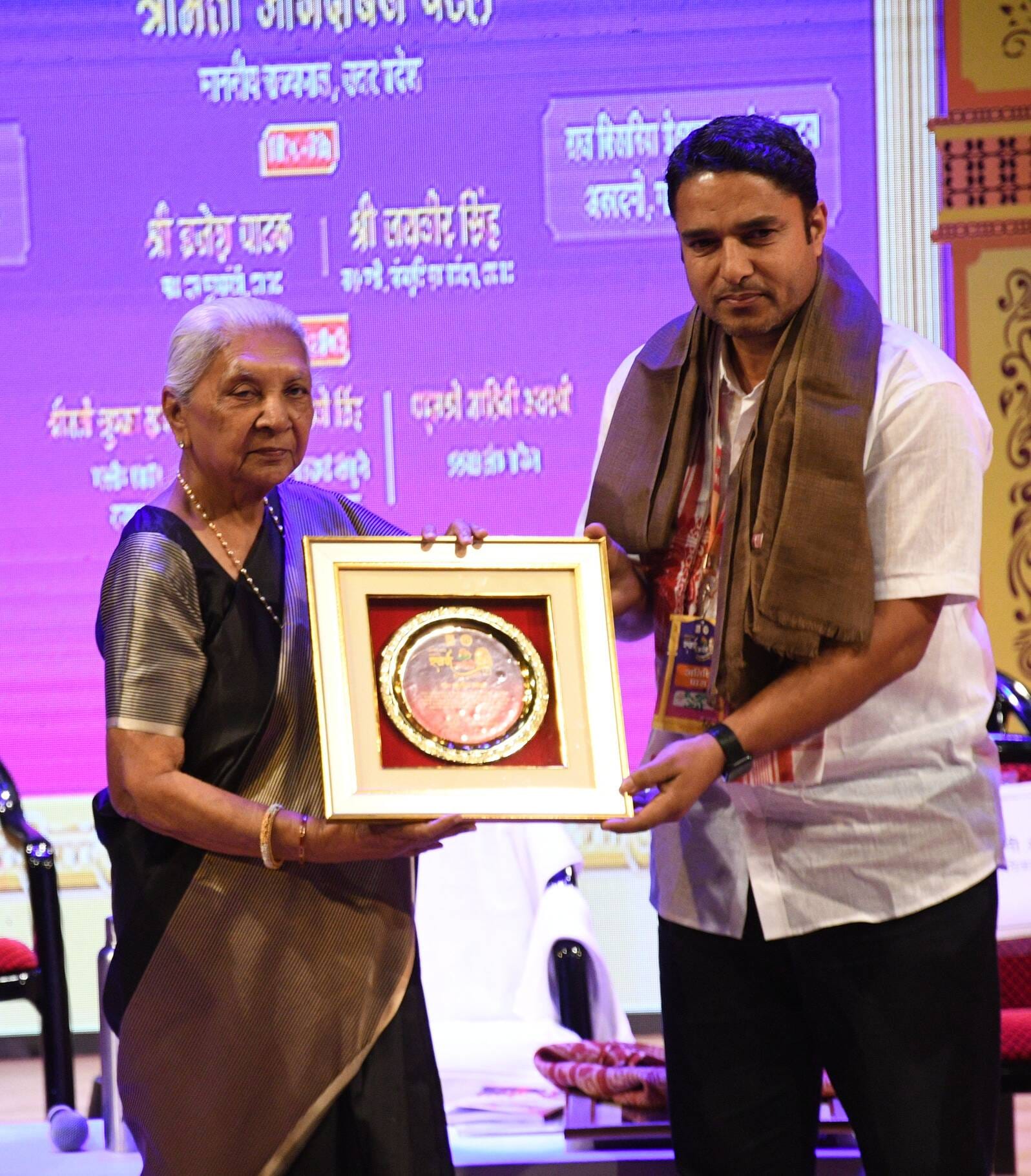 स्वर्ण जयंती नाट्य समारोह में कलाकारों का हुआ सम्मान और नाटकों का हुआ मचंन स्वर्ण जयंती नाट्य समारोह में कलाकारों का हुआ सम्मान और नाटकों का हुआ मचंन
