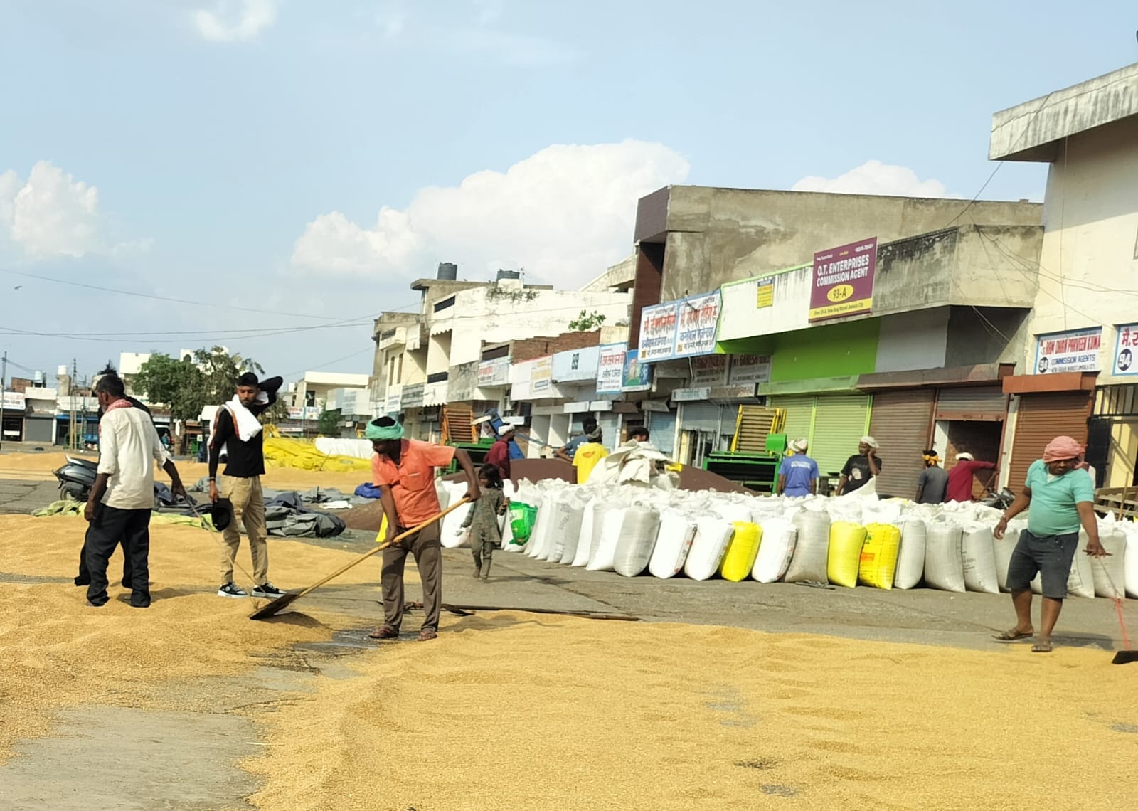 शहजादपुर में गेट पास की प्रक्रिया पूरी करवाते कर्मचारी। प्रवक्ता शहजादपुर में गेट पास की प्रक्रिया पूरी करवाते कर्मचारी। प्रवक्ता