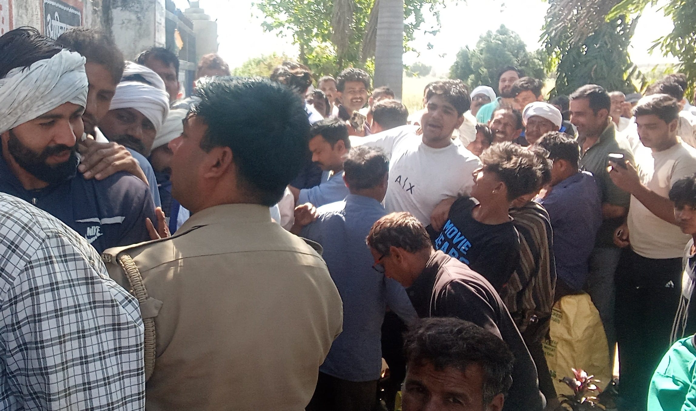 शामली इंडियन गैस एजेंसी लिसाढ़ में सिलिंडर लेने के लिए महिलाओं की लगी लाइन । संवाद शामली इंडियन गैस एजेंसी लिसाढ़ में सिलिंडर लेने के लिए महिलाओं की लगी लाइन । संवाद