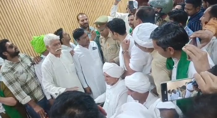 शामली में सीएमओ कार्यालय में सीएमओ का घेराव कर हंगामा करते भाकियू कार्यकर्ता । संवाद शामली में सीएमओ कार्यालय में सीएमओ का घेराव कर हंगामा करते भाकियू कार्यकर्ता । संवाद
