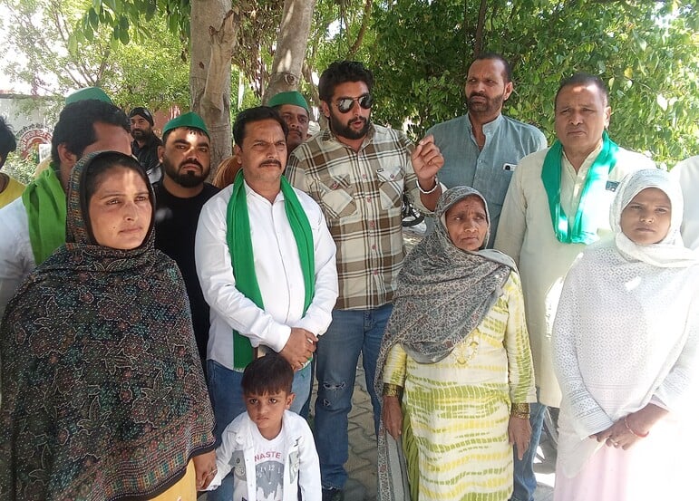 शामली में सीएमओ कार्यालय में सीएमओ का घेराव कर हंगामा करते भाकियू कार्यकर्ता । संवाद शामली में सीएमओ कार्यालय में सीएमओ का घेराव कर हंगामा करते भाकियू कार्यकर्ता । संवाद