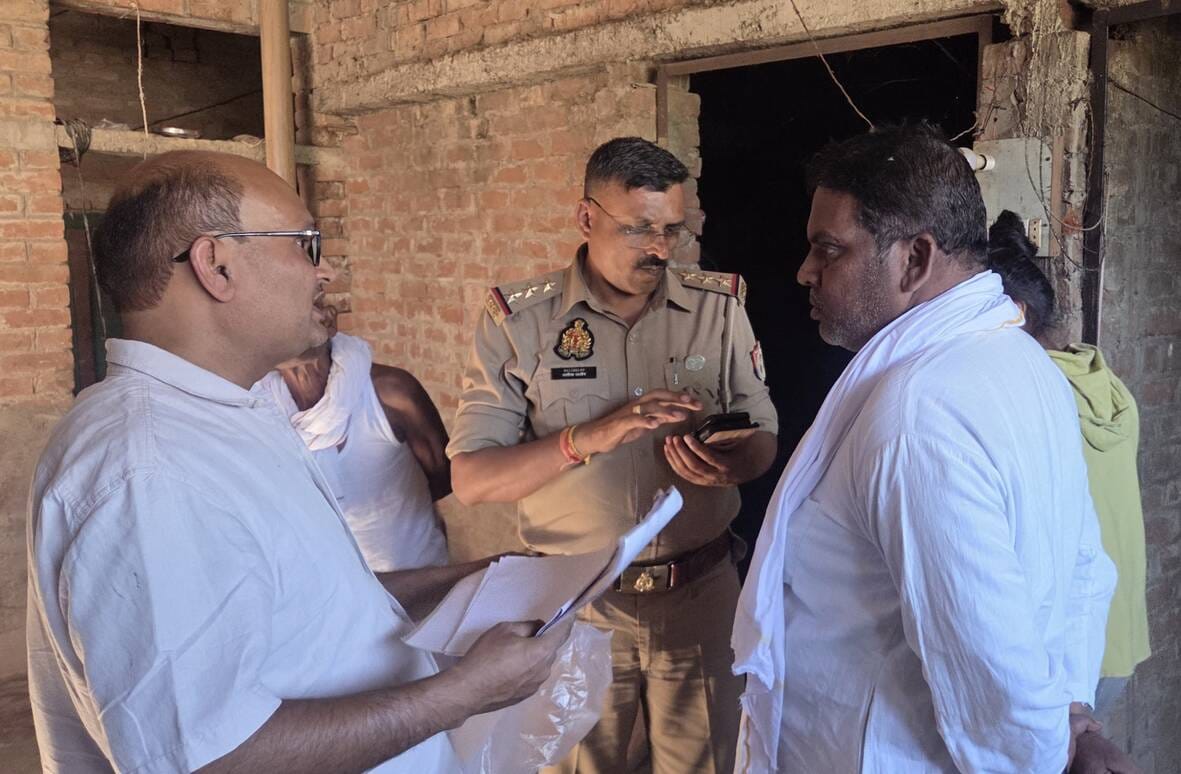 शांति देवी की हत्या के बाद जांच करती पुलिस। शांति देवी की हत्या के बाद जांच करती पुलिस।
