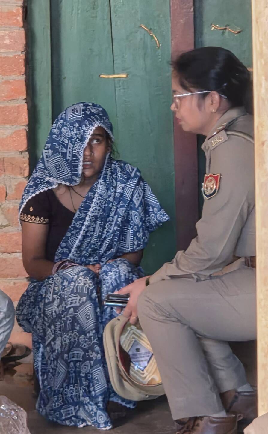 शांति देवी की हत्या के बाद जांच करती पुलिस। शांति देवी की हत्या के बाद जांच करती पुलिस।