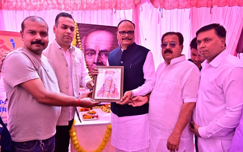 शिविर में हुई लोगों की जांच और कार्यक्रम में पहुंचे डिप्टी सीएम।