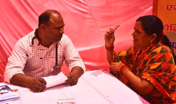 शिविर में हुई लोगों की जांच और कार्यक्रम में पहुंचे डिप्टी सीएम।