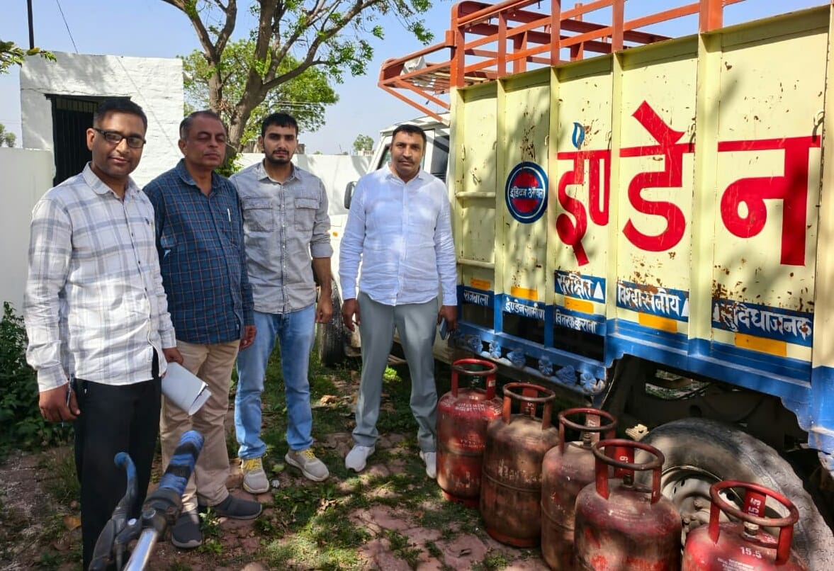 टीम ने छापेमारी के दौरान जब्त  किए छह सिलिंडर।