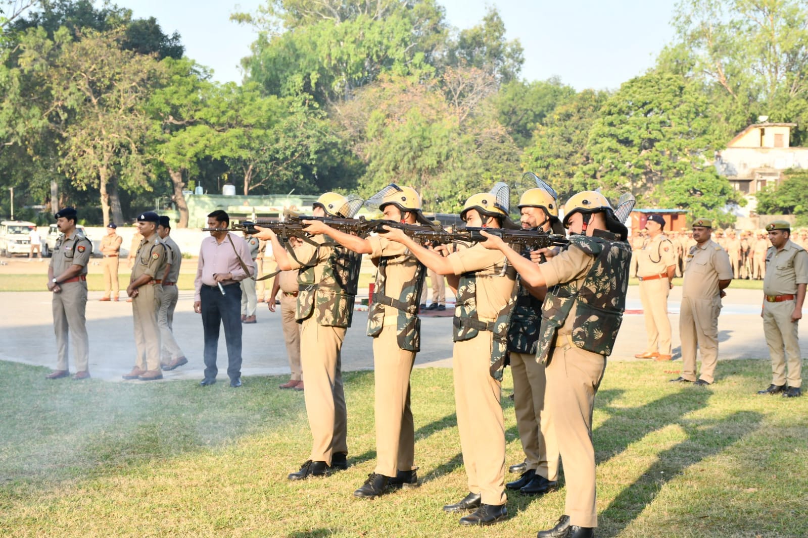 दंगा नियंत्रण ड्रिल में शामिल पुलिस कर्मी। स्रोत- पुलिस