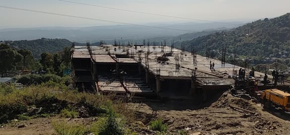 धर्मशाला बस स्टैंड के साथ बन रही बहुमंजिला पर्किंग। अमर उजाला