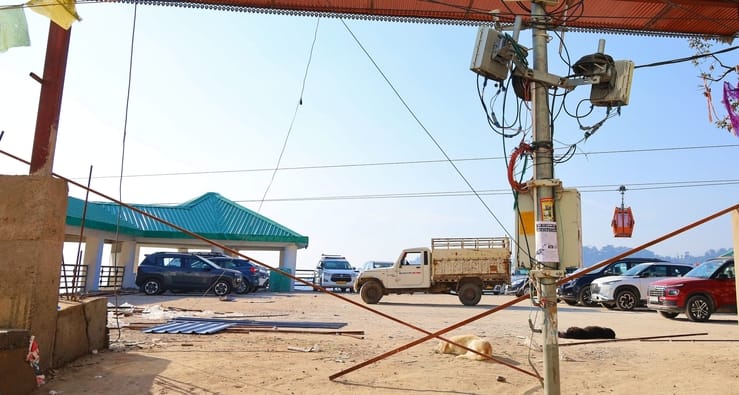 धर्मशाला बस स्टैंड के साथ बन रही बहुमंजिला पर्किंग। अमर उजाला