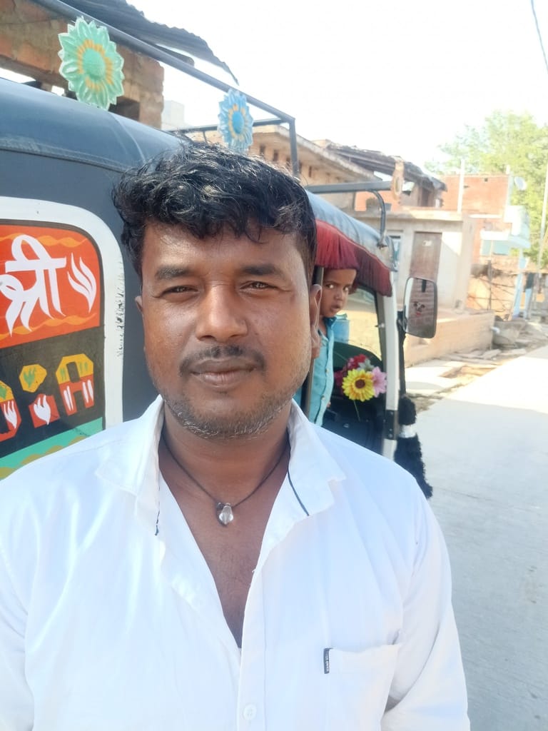 विजयीपुर गांव के मोहल्ले में रास्ते में नाली निर्माण न होने से भरा गंदा पानी: संवाद