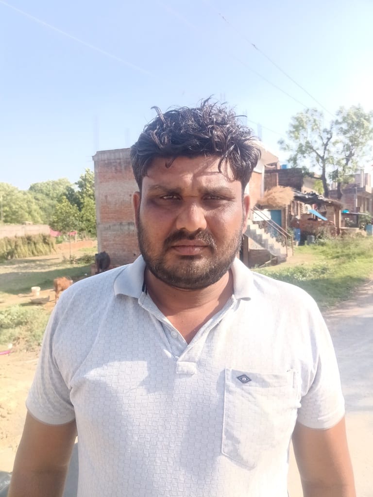 विजयीपुर गांव के मोहल्ले में रास्ते में नाली निर्माण न होने से भरा गंदा पानी: संवाद
