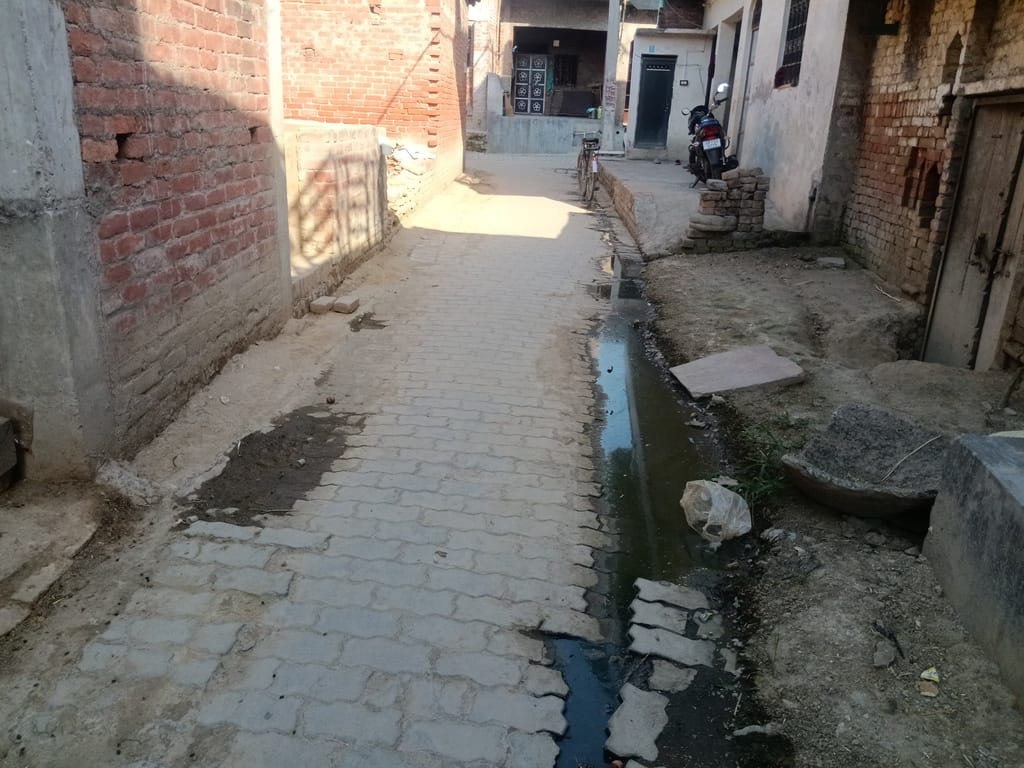 विजयीपुर गांव के मोहल्ले में रास्ते में नाली निर्माण न होने से भरा गंदा पानी: संवाद