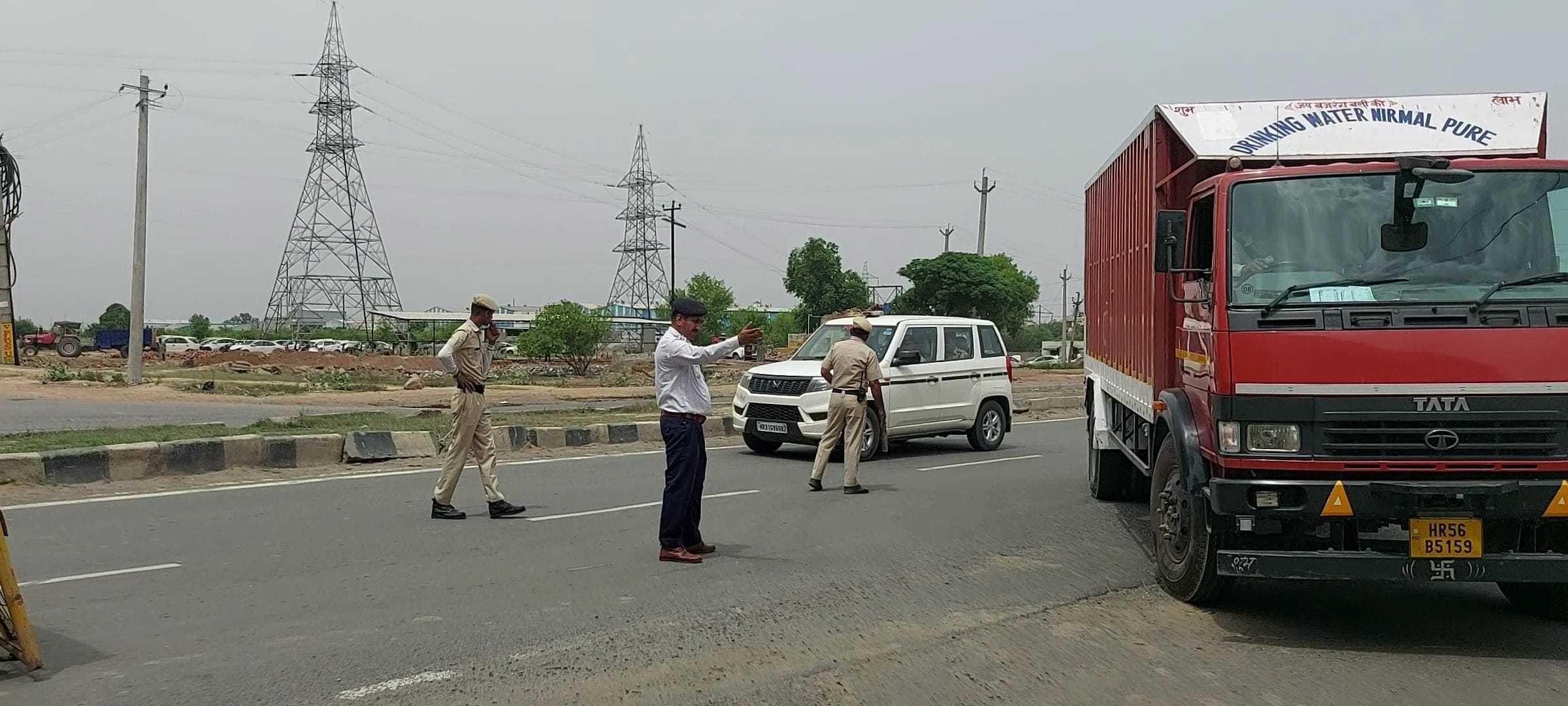 11जेएनडी21: तारखा कोठी के पास दिल्ली पटियाला नेशनल हाईवे पर जाम लगाकर बैठे सैकड़ों किसान । संवा