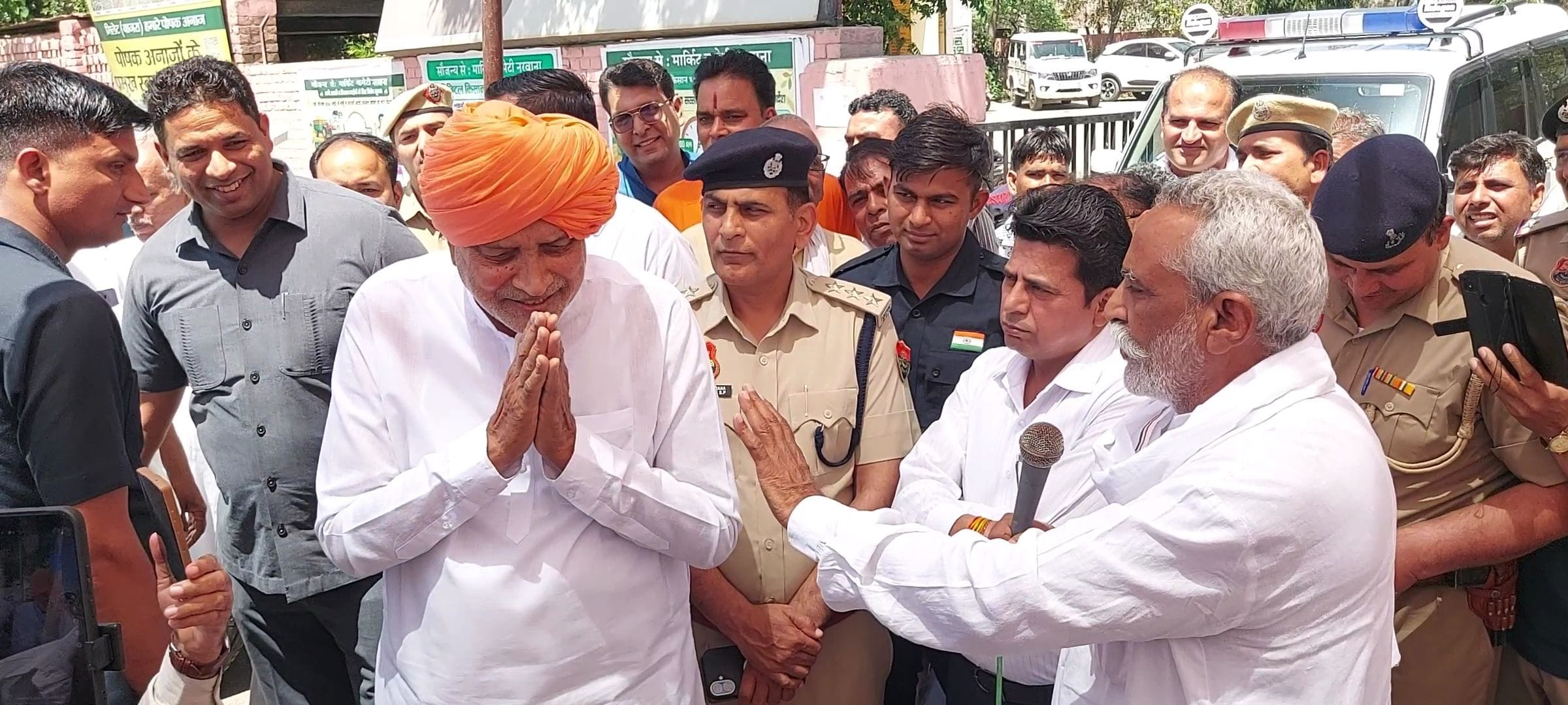 12जेएनडी19: मंडी में चल रहे किसान धरने पर कृषि मंत्री व किसानों के बीच हो रही नए कानूनों को लेक