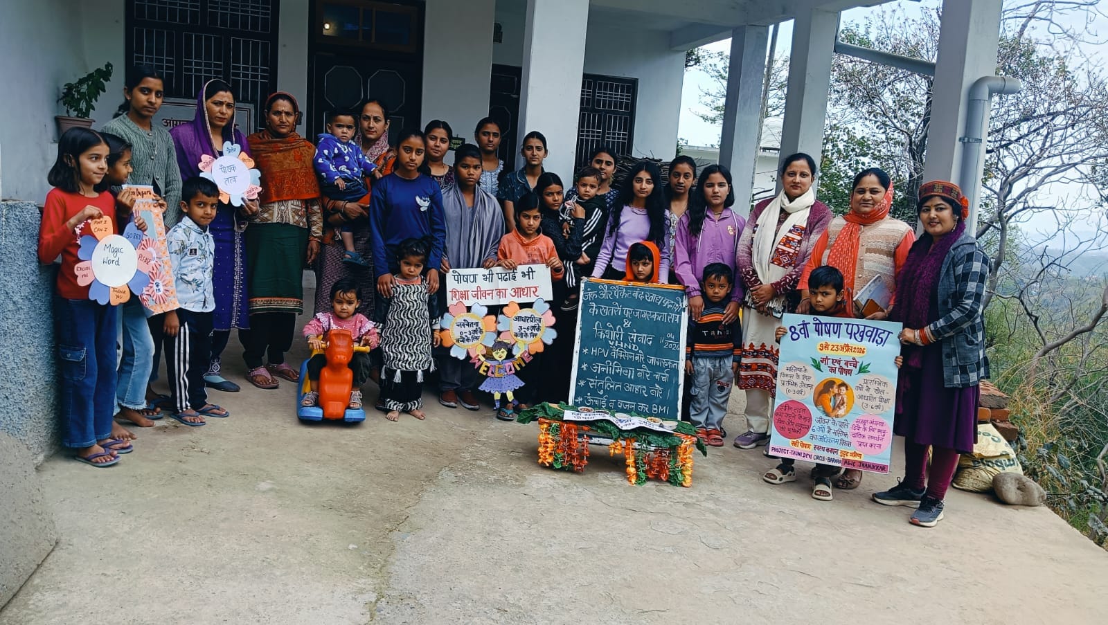 आंगनबाड़ी केंद्र मट्टनसिद्ध में आयोजित किशोरी संवाद कार्यक्रम के उपरांत सीडीपीओ के साथ किशोरी व