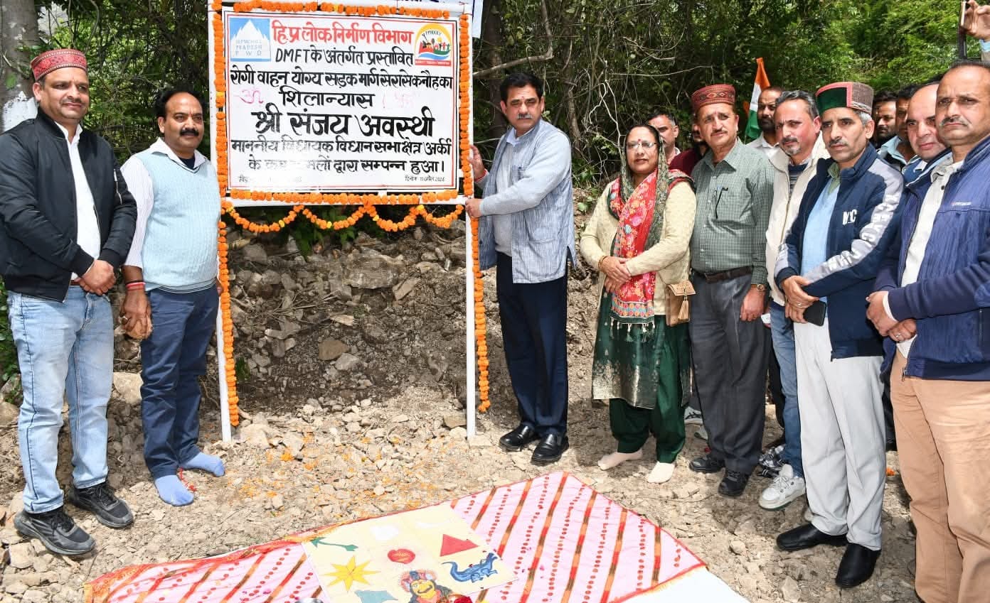 अर्की विधानसभा क्षेत्र की ग्राम पंचायत कोटलू में आयोजित शिलान्यास कार्यक्रम के दौरान लोगों की अर्की विधानसभा क्षेत्र की ग्राम पंचायत कोटलू में आयोजित शिलान्यास कार्यक्रम के दौरान लोगों की