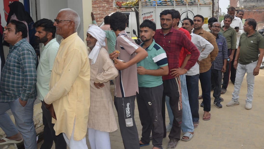 बाबरी में गैस सिलिंडर लेने के लिए उपभोक्ताओं की लगी भीड़ । संवाद बाबरी में गैस सिलिंडर लेने के लिए उपभोक्ताओं की लगी भीड़ । संवाद