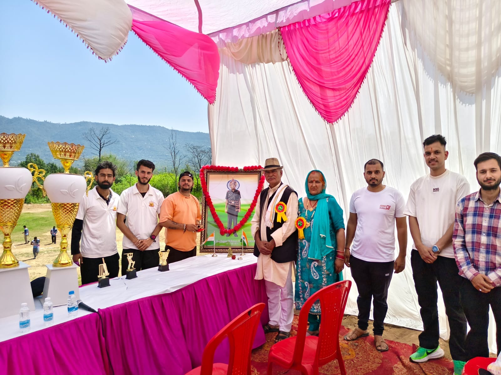 भदरोग में आयोजित क्रिकेट प्रतियोगिता में गेंद करवाता गेंदबाज। संवाद