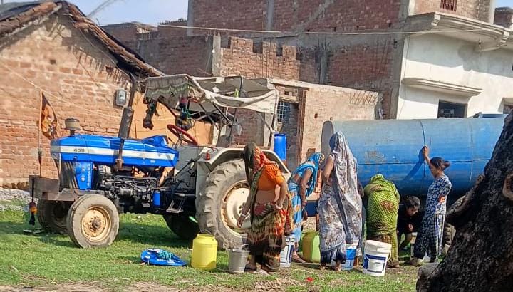 चुर्क नगर पंचायत के गुरमा क्षेत्र में हैंडपंप से पानी भरता रहवासी। स्रोत स्वयं