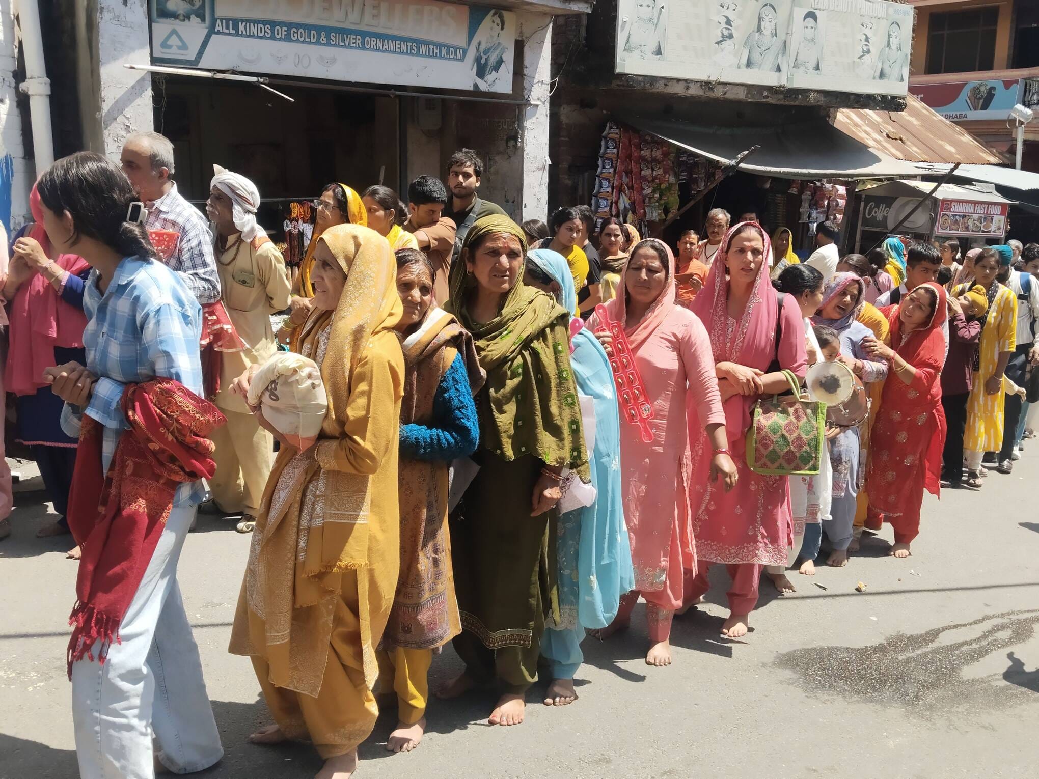 चिंतपूर्णी मंदिर में श्रद्धालुओं का बारिश व गर्मी से बचने के लिए लगाए गए टैंट।संवाद