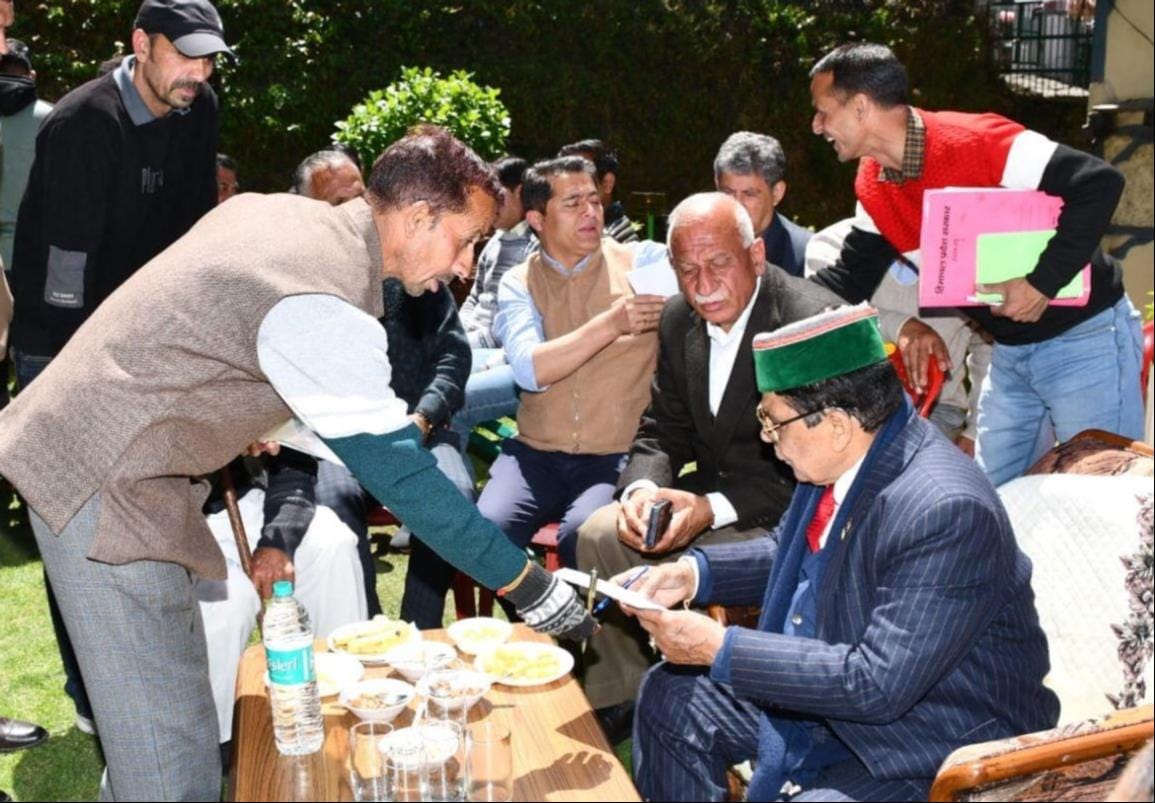 चायल में आयोजित विशेष बैठक के दौरान जन समस्याएं सुनते स्वास्थ्य मंत्री डॉ. कर्नल धनीराम शांडिल।