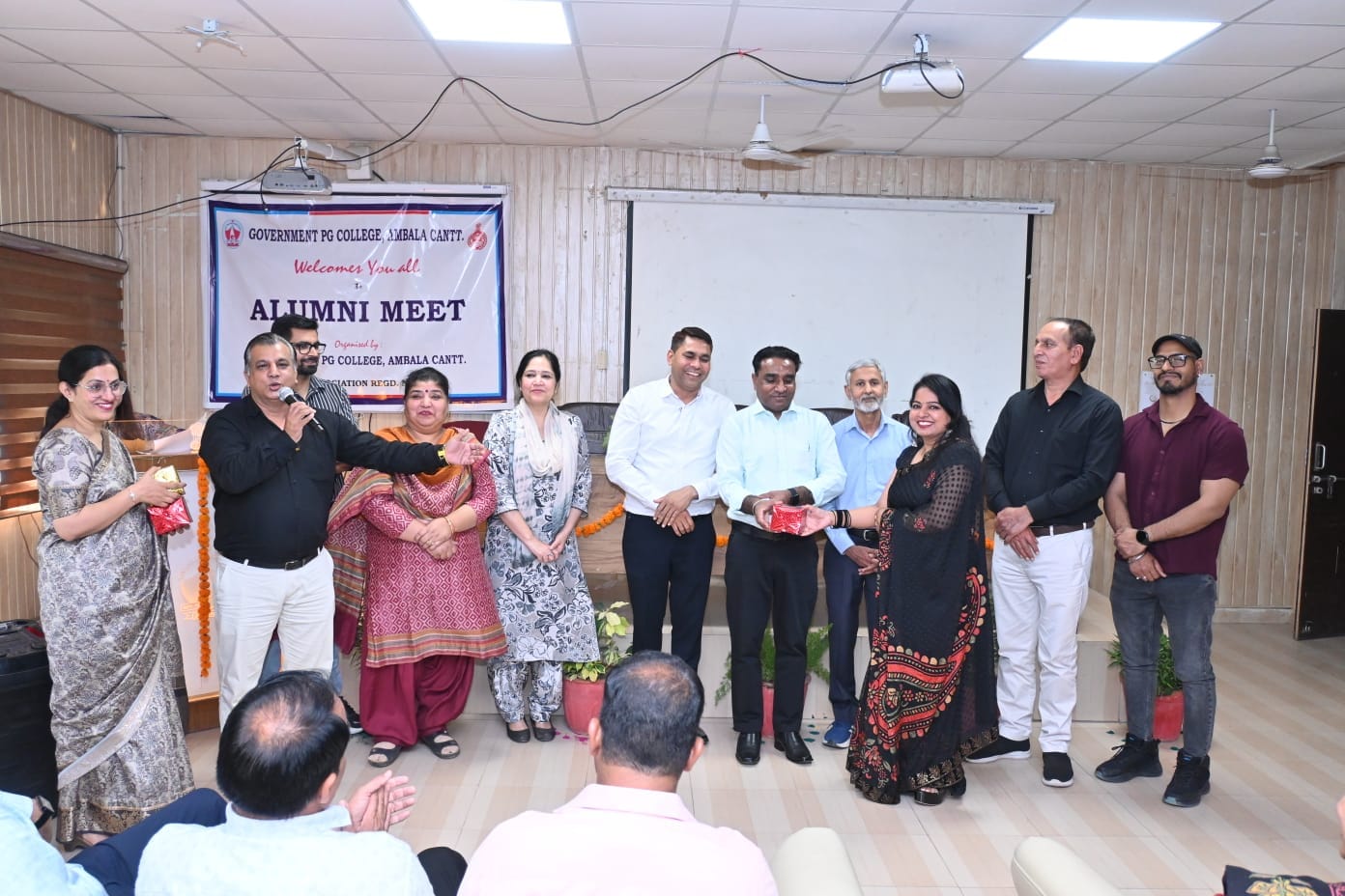 छावनी के राजकीय पीजी कॉलेज में आयोजित एलुमनी मीट में पूर्व छात्रों को स्मृति चिन्ह भेंट करते ह छावनी के राजकीय पीजी कॉलेज में आयोजित एलुमनी मीट में पूर्व छात्रों को स्मृति चिन्ह भेंट करते ह