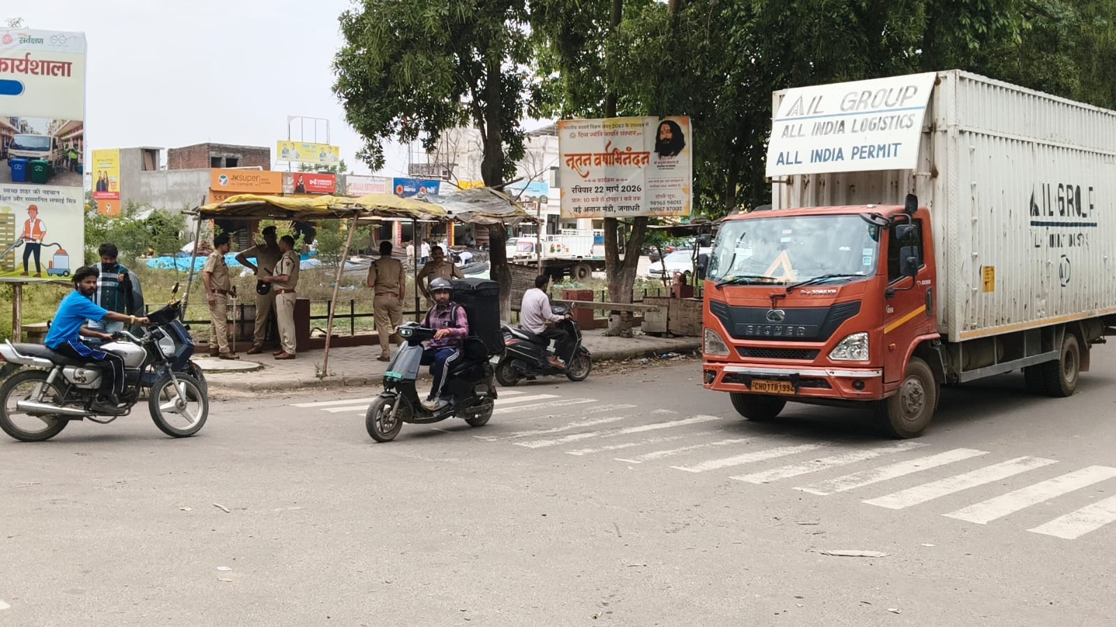 डीसी कार्यालय के बाहर रोड जाम कर रहे किसानों को संबोधित करते वक्ता। संवाद डीसी कार्यालय के बाहर रोड जाम कर रहे किसानों को संबोधित करते वक्ता। संवाद