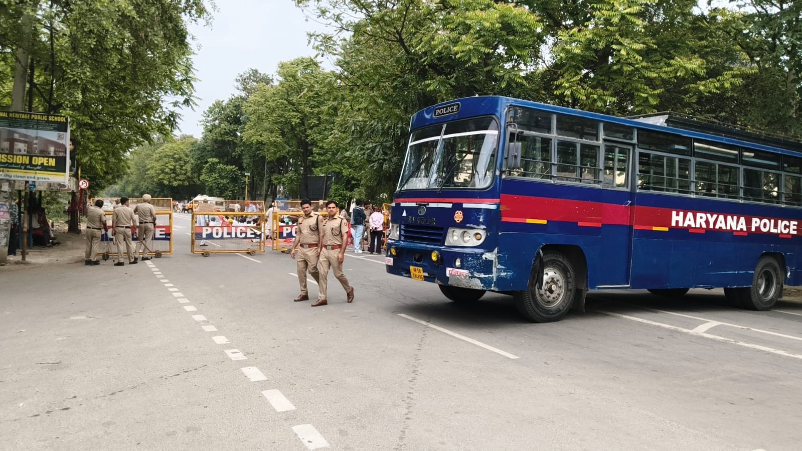 डीसी कार्यालय के बाहर रोड जाम कर रहे किसानों को संबोधित करते वक्ता। संवाद डीसी कार्यालय के बाहर रोड जाम कर रहे किसानों को संबोधित करते वक्ता। संवाद