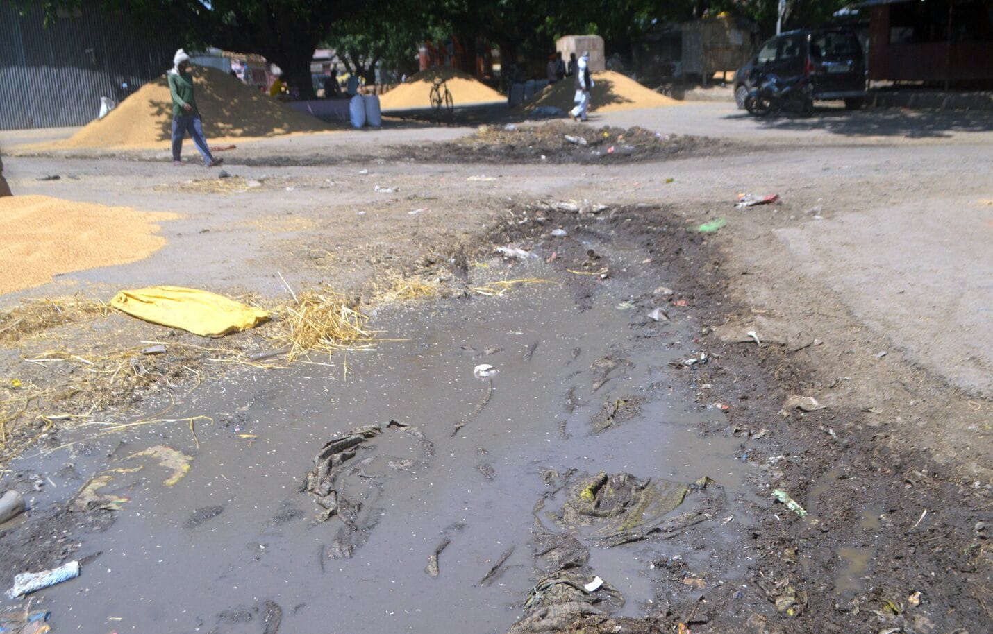 फोटो-01- गल्ला मंडी की मुख्य सड़क पर हुए गड्ढे। संवाद