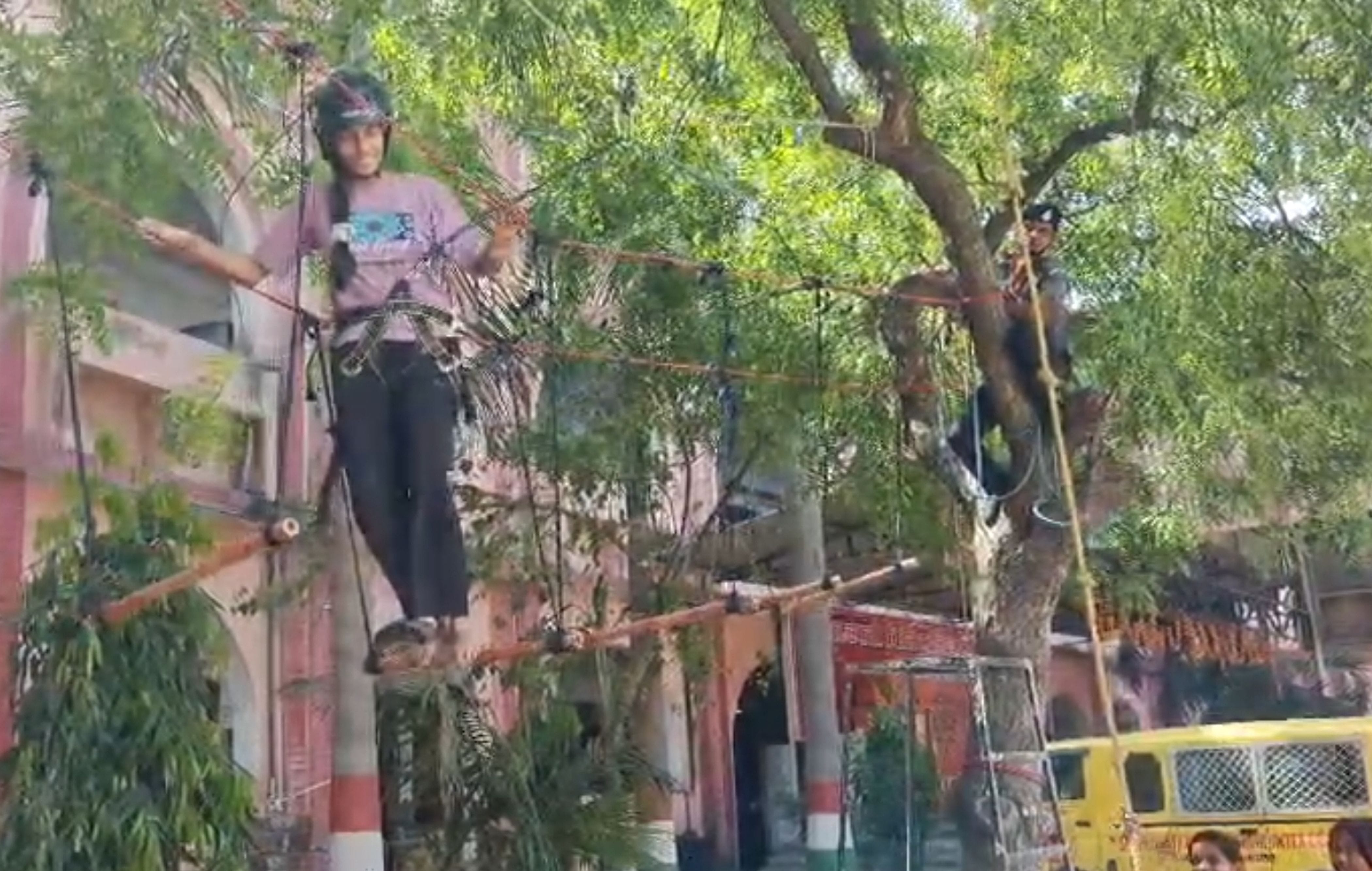 फोटो-32-शिविर में साहसिक गतिविधियों का प्रदर्शन करते स्काउट एवं गाइड्स। संवाद