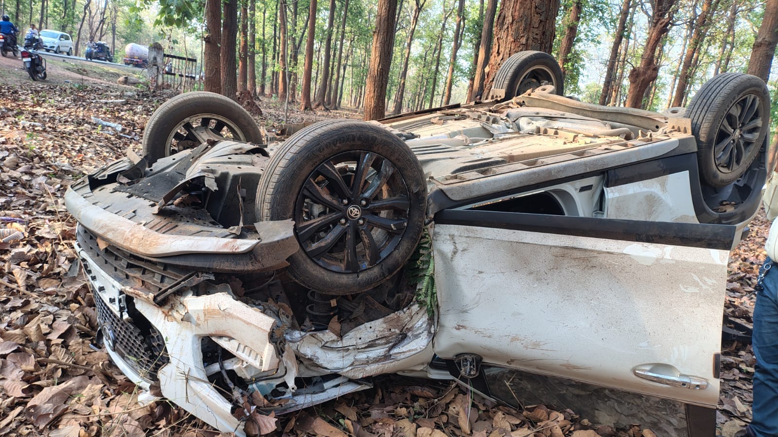 घटना के बाद क्षतिग्रस्त बाइक, व कार घटना के बाद क्षतिग्रस्त बाइक, व कार