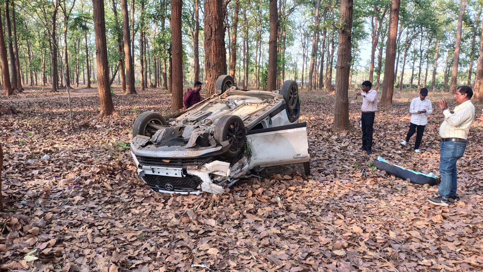 घटना के बाद क्षतिग्रस्त बाइक, व कार घटना के बाद क्षतिग्रस्त बाइक, व कार
