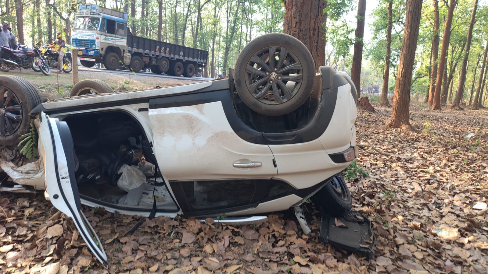 घटना के बाद क्षतिग्रस्त बाइक, व कार घटना के बाद क्षतिग्रस्त बाइक, व कार