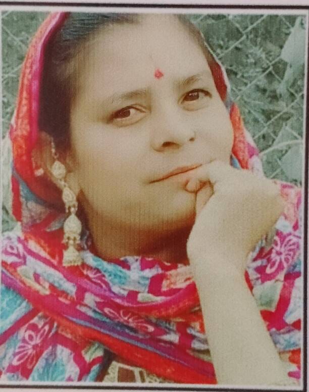 घटनास्थल की जांच करती पुलिस