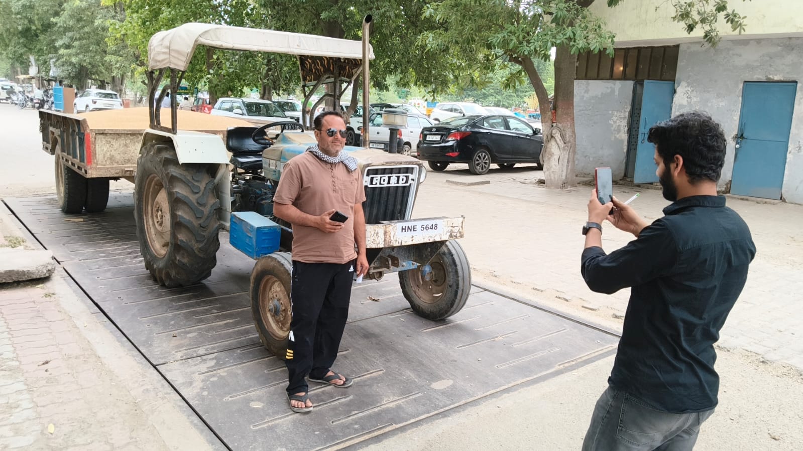 जगाधरी अनाज मंडी में कट्टे में गेहूं को भरते मजदूर। संवाद