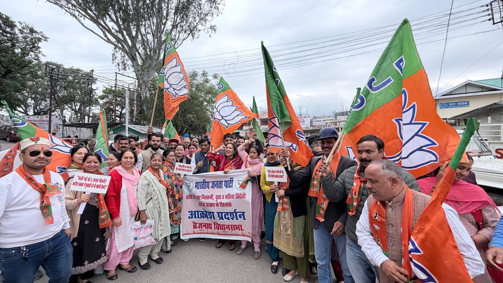 जयसिंहपुर में आयोजित जन आक्रोश रैली में पूर्व विधायक रविंद्र धीमान व अन्य कार्यकर्ता। जागरूक पा जयसिंहपुर में आयोजित जन आक्रोश रैली में पूर्व विधायक रविंद्र धीमान व अन्य कार्यकर्ता। जागरूक पा