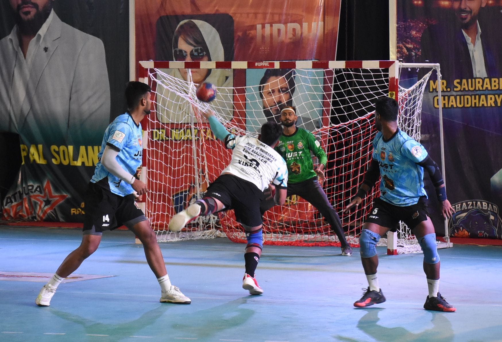 केडी सिंह बाबू स्टेडियम में उत्तर प्रदेश प्रो हैंडबॉल लीग में बर्बरीक वारियर्स और नोएडा ब्लास्ट
