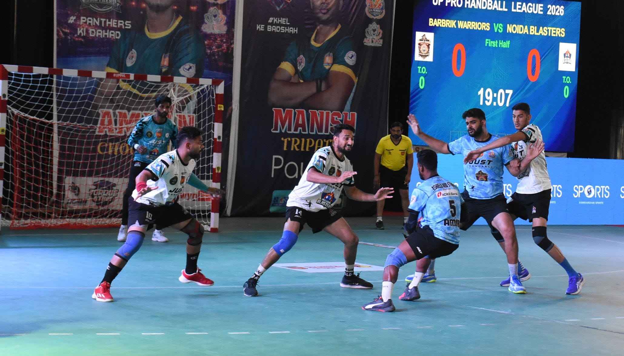 केडी सिंह बाबू स्टेडियम में उत्तर प्रदेश प्रो हैंडबॉल लीग में बर्बरीक वारियर्स और नोएडा ब्लास्ट