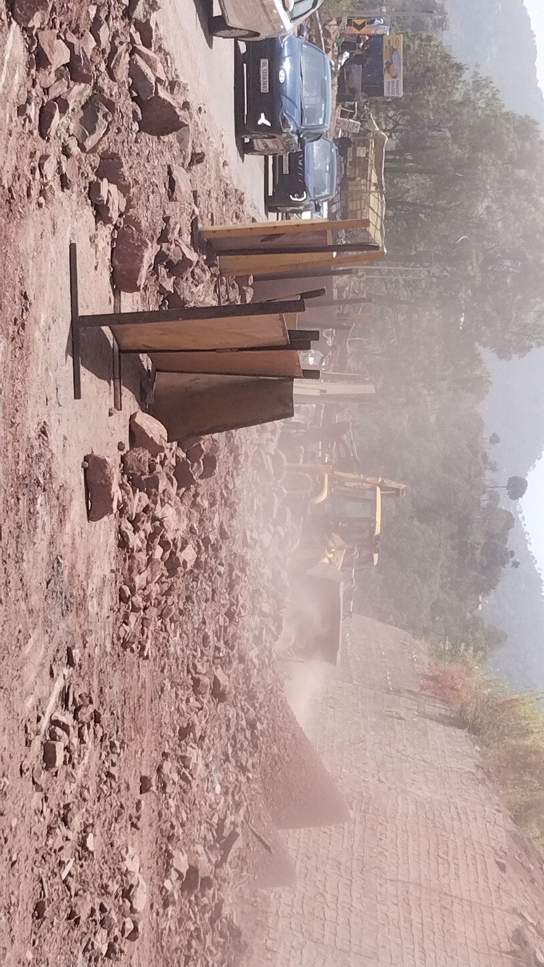 कालका -शिमला हाइवे पर गिरे पत्थरों के कारण बंद पड़ी सड़क। संवाद कालका -शिमला हाइवे पर गिरे पत्थरों के कारण बंद पड़ी सड़क। संवाद