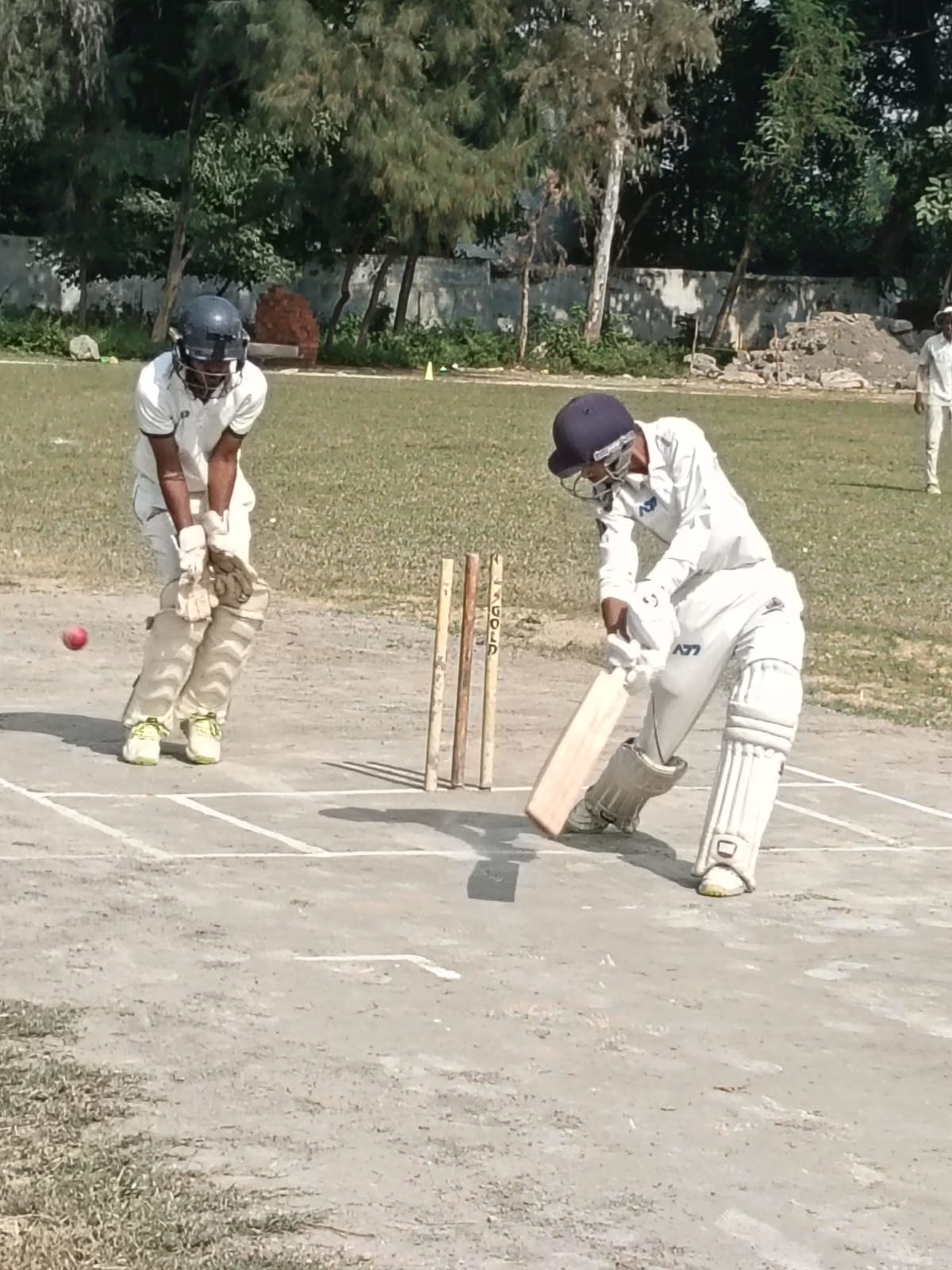 कुर्रिया कलां में मैच के दौरान शॉट खेलतेा खिलाड़ी। संवाद कुर्रिया कलां में मैच के दौरान शॉट खेलतेा खिलाड़ी। संवाद