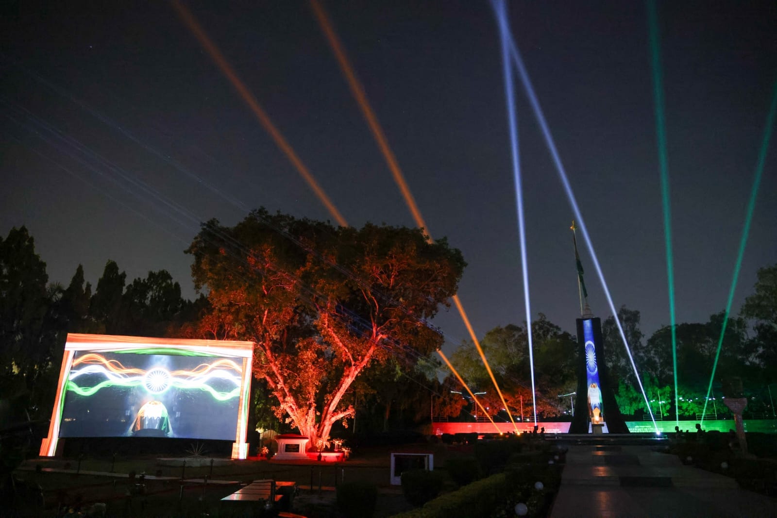 कार्यक्रम में राजनाथ सिंह, योगी आदिन्यनाथ व अन्य।