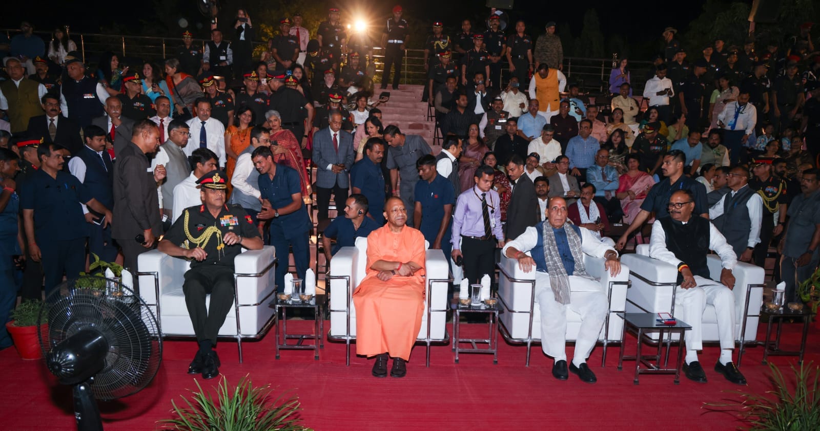 कार्यक्रम में राजनाथ सिंह, योगी आदिन्यनाथ व अन्य।