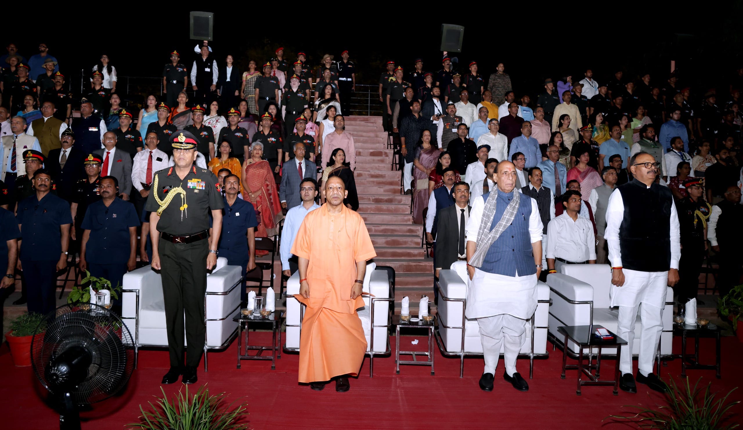 कार्यक्रम में राजनाथ सिंह, योगी आदिन्यनाथ व अन्य।