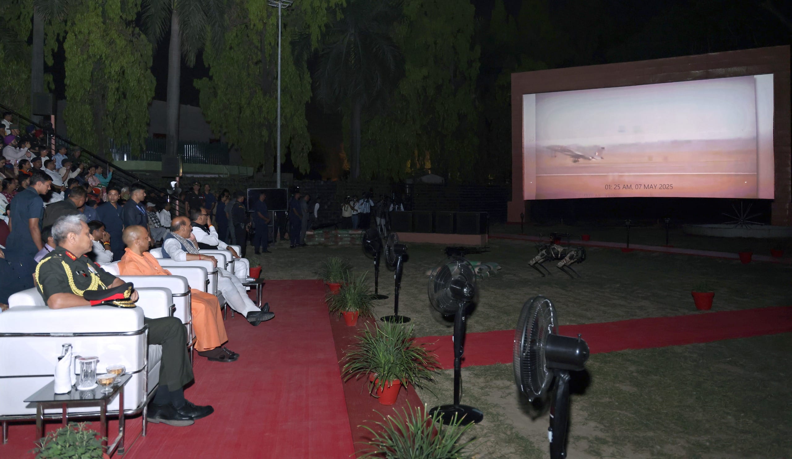 कार्यक्रम में राजनाथ सिंह, योगी आदिन्यनाथ व अन्य।