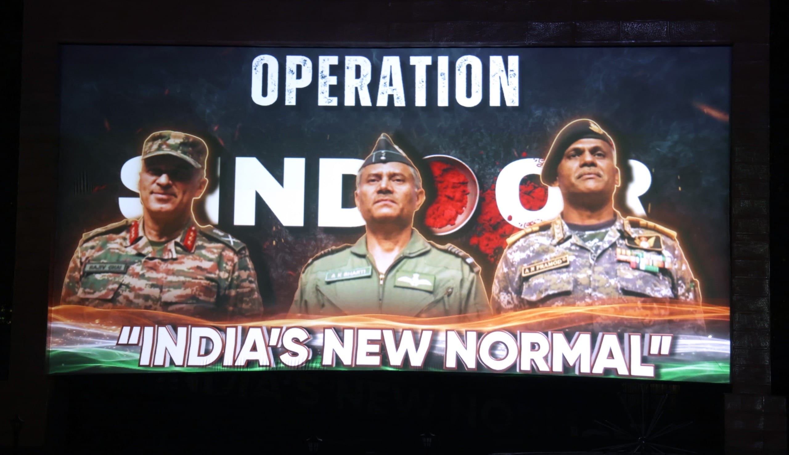 कार्यक्रम में राजनाथ सिंह, योगी आदिन्यनाथ व अन्य।