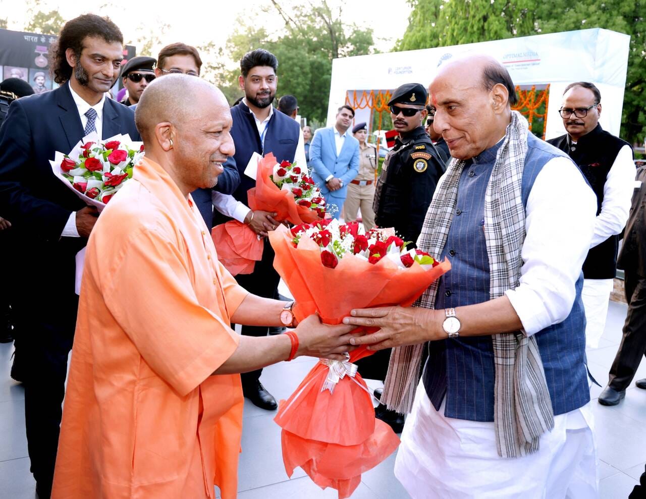 कार्यक्रम में राजनाथ सिंह, योगी आदिन्यनाथ व अन्य।