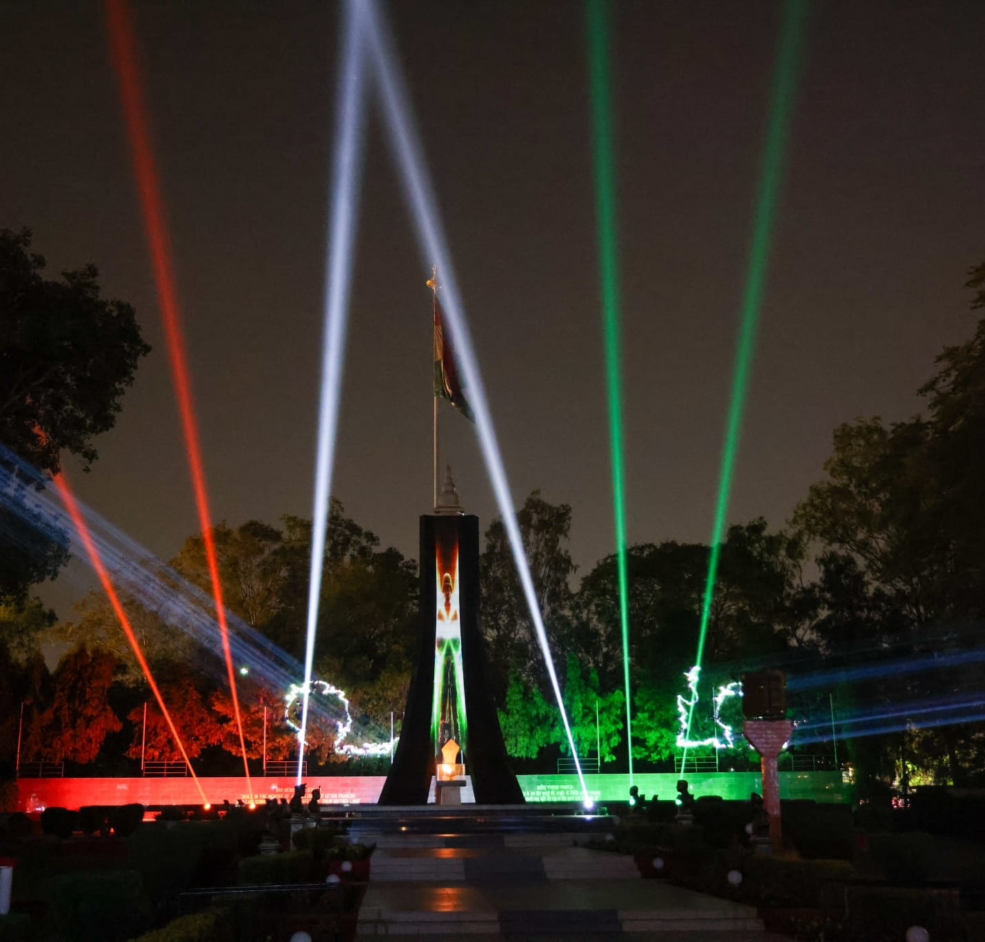 कार्यक्रम में राजनाथ सिंह, योगी आदिन्यनाथ व अन्य।